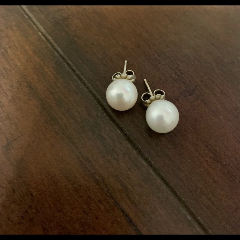 Tiffany’s Pearl Earrings